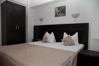 Отель Hotel Metropol Питешти Двухместный номер с 1 кроватью или 2 отдельными кроватями-1